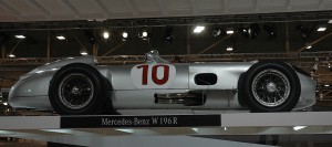 Der originale W 196 R war in diesem Jahr auf der Techno Classica in Essen zu sehen. Just zur Ausstellung des Mercedes-Museums gelang den neuen Silberpfeilen der erste Doppelsieg in der Formel 1 seit 1955. Was meinen Sie, was da am Messestand los war! Fotos: www.o-y-app.com
